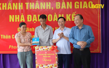 Chủ tịch UBND tỉnh trao nh&agrave; đại đo&agrave;n kết cho hộ ngh&egrave;o Lục Ngạn 