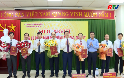 Chủ tịch UBND tỉnh trao quyết định bổ nhiệm l&atilde;nh đạo 