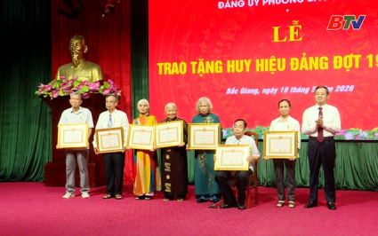 Chủ tịch UBND tỉnh trao huy hiệu Đảng tại phường Bắc Giang