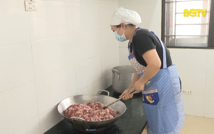 Ch&uacute; trọng bữa ăn b&aacute;n tr&uacute; cho học sinh v&ugrave;ng cao