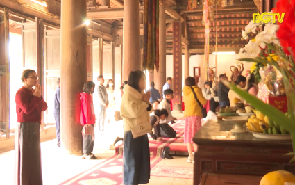 Ch&ugrave;a Vĩnh Nghi&ecirc;m đ&oacute;n gần 2 vạn lượt du kh&aacute;ch