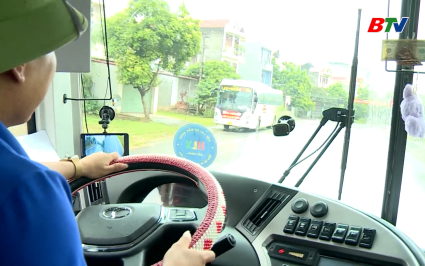 Chuyến xe 0 đồng hỗ trợ học sinh đến trường v&ugrave;ng lũ 