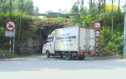 C&ograve;n nhiều phương tiện &ocirc; t&ocirc; di chuyển v&agrave;o giờ cấm 