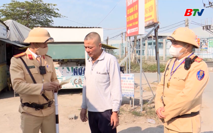 C&ocirc;ng an Bắc Ninh tăng cường xử l&yacute; xe qu&aacute; khổ, qu&aacute; tải