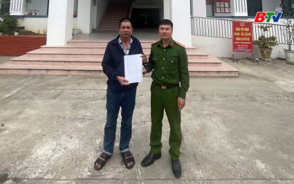 C&ocirc;ng an phường Tiền Phong gi&uacute;p người d&acirc;n nhận lại 500 triệu đồng chuyển nhầm