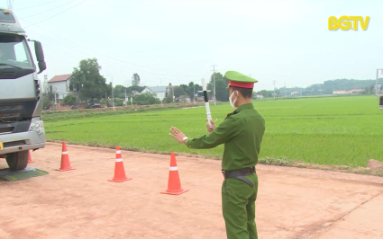 C&ocirc;ng an T&acirc;n Y&ecirc;n tăng cường kiểm tra, xử l&yacute; xe qu&aacute; tải 