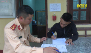 C&ocirc;ng an Y&ecirc;n Dũng: Lập hồ sơ xử l&yacute; thanh ni&ecirc;n l&aacute;i xe bằng ch&acirc;n