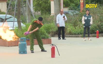 C&ocirc;ng an Y&ecirc;n Dũng "Trao niềm tin, gửi sự an to&agrave;n" 