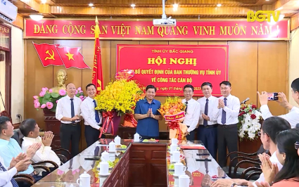 B&iacute; thư Tỉnh ủy trao c&aacute;c quyết định c&ocirc;ng t&aacute;c c&aacute;n bộ 