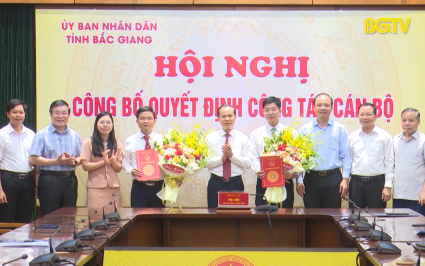UBND tỉnh c&ocirc;ng bố c&aacute;c Quyết định về c&ocirc;ng t&aacute;c c&aacute;n bộ