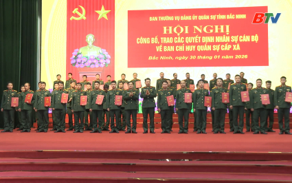 C&ocirc;ng bố, trao quyết định nh&acirc;n sự về Ban Chỉ huy Qu&acirc;n sự cấp x&atilde; 