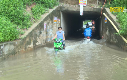 Cống chui qua cao tốc Bắc Giang - H&agrave; Nội ngập s&acirc;u khi trời mưa to