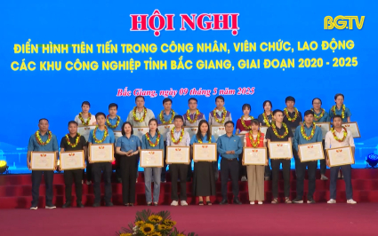 C&ocirc;ng đo&agrave;n c&aacute;c khu c&ocirc;ng nghiệp t&ocirc;n vinh c&ocirc;ng nh&acirc;n ti&ecirc;u biểu