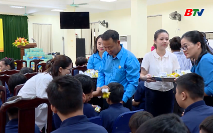 C&ocirc;ng đo&agrave;n Goertek Việt Nam tặng qu&agrave; trẻ em kh&oacute; khăn 