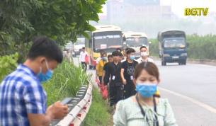 Phức tạp t&igrave;nh trạng c&ocirc;ng nh&acirc;n đi bộ ngang qua cao tốc H&agrave; Nội - Bắc Giang
