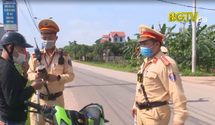 CSGT Lạng Giang đẩy mạnh kiểm tra nồng độ cồn ngăn chặn tai nạn giao th&ocirc;ng
