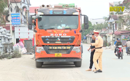 CSGT Lạng Giang đẩy mạnh thực hiện chuy&ecirc;n đề kiểm tra tải trọng phương tiện