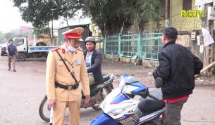 CSGT Lạng Giang tăng cường xử l&yacute; t&igrave;nh trạng kh&ocirc;ng đội mũ bảo hiểm