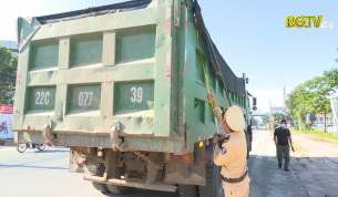 CSGT Lục Nam tăng cường kiểm so&aacute;t tải trọng phương tiện dịp cuối năm