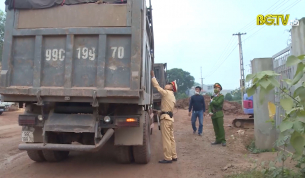 CSGT T&acirc;n Y&ecirc;n xử l&yacute; nghi&ecirc;m xe chở đất cơi nới th&agrave;nh th&ugrave;ng v&agrave; vi phạm tải trọng