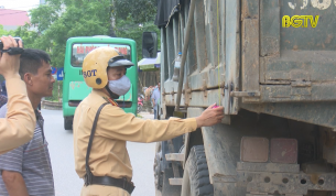 CSGT TP Bắc Giang tăng cường kiểm so&aacute;t tải trọng phương tiện