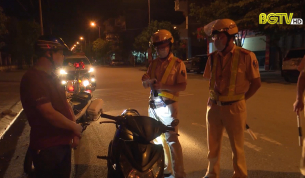 CSGT tuần tra vũ trang đảm bảo TTGT v&agrave; ph&ograve;ng, chống dịch Covid- 19