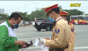CSGT Việt Y&ecirc;n: Tăng cường kiểm tra xe kh&aacute;ch g&oacute;p phần ph&ograve;ng, chống Covid -19
