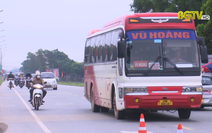 CSGT Y&ecirc;n Dũng tăng cường kiểm so&aacute;t xe &ocirc; t&ocirc; chở kh&aacute;ch