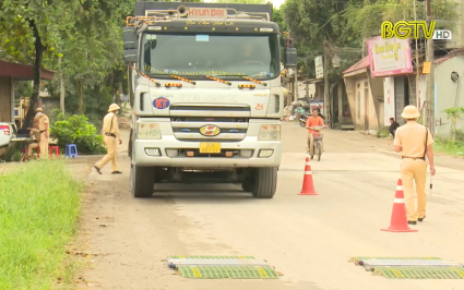 Y&ecirc;n Thế: CSGT tăng cường kiểm so&aacute;t tải trọng phương tiện