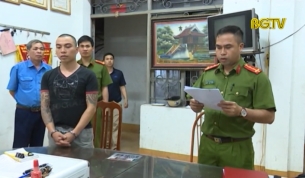 Tạm giữ hai đối tượng n&eacute;m chất bẩn