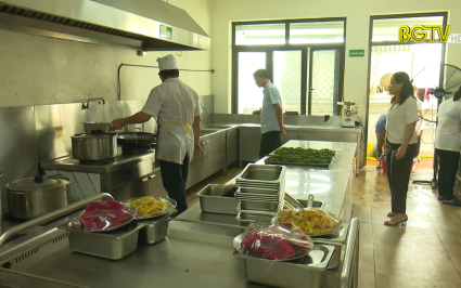 Đảm bảo an to&agrave;n thực phẩm bữa ăn b&aacute;n tr&uacute;