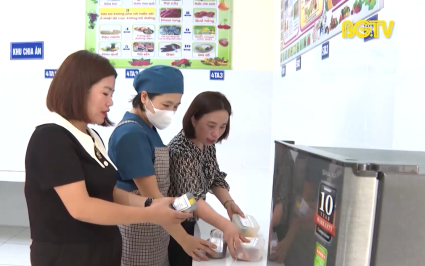 Đảm bảo bữa ăn b&aacute;n tr&uacute; đủ chất, an to&agrave;n cho học sinh  