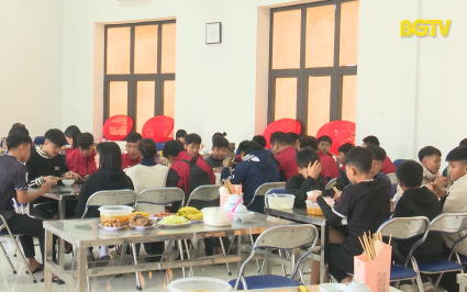 Đảm bảo bữa ăn cho vận động vi&ecirc;n