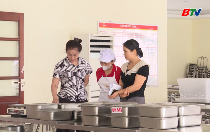 Gi&aacute;o dục v&agrave; Đ&agrave;o tạo: Đảm bảo chất lượng bữa ăn b&aacute;n tr&uacute; cho học sinh