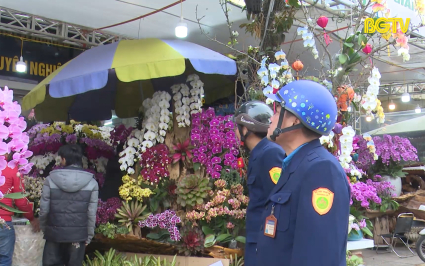 Đảm bảo trật tự an to&agrave;n giao th&ocirc;ng tuyến phố kinh doanh ng&agrave;y Tết
