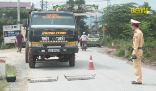 Đảm bảo trật tự giao th&ocirc;ng tr&ecirc;n c&aacute;c tuyến đ&ecirc; trong m&ugrave;a mưa b&atilde;o