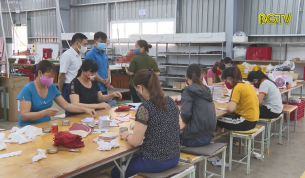Đảm bảo việc l&agrave;m, đời sống cho người lao động
