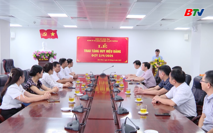 Đảng bộ UBND tỉnh trao Huy hiệu 40 năm tuổi Đảng dịp 2/9
