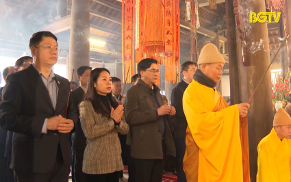 D&acirc;ng hương, c&uacute;ng tổ tại ch&ugrave;a Vĩnh Nghi&ecirc;m