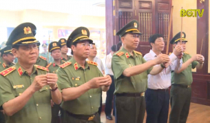 D&acirc;ng hương kỷ niệm 130 năm ng&agrave;y sinh của Chủ tịch Hồ Ch&iacute; Minh