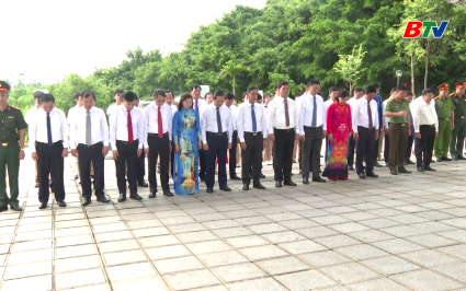 D&acirc;ng hương nh&acirc;n kỷ niệm 105 năm ng&agrave;y sinh đồng ch&iacute; L&ecirc; Quang Đạo 