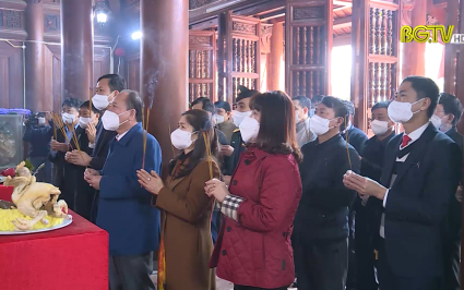 D&acirc;ng hương tại ch&ugrave;a Vĩnh Nghi&ecirc;m v&agrave; đền thờ Thần N&ocirc;ng