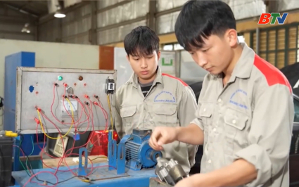 Đ&agrave;o tạo nghề gắn với t&aacute;c phong qu&acirc;n đội 