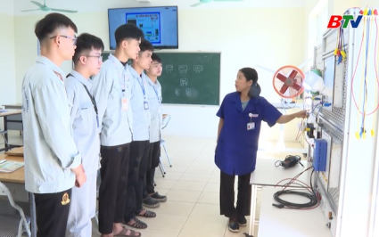 Đẩy mạnh đ&agrave;o tạo nguồn nh&acirc;n lực b&aacute;n dẫn, AI