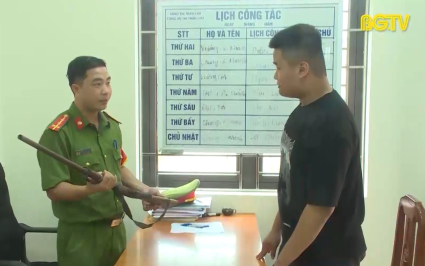 Đẩy mạnh đấu tranh, vận động thu hồi vũ kh&iacute;, vật liệu nổ 