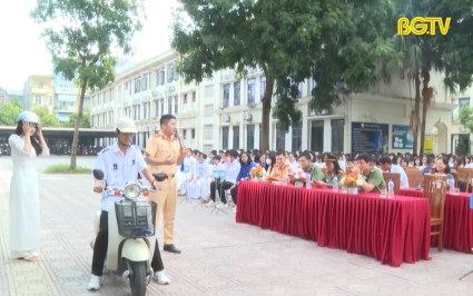 Đẩy mạnh tuy&ecirc;n truyền ph&aacute;p luật cho học sinh THPT