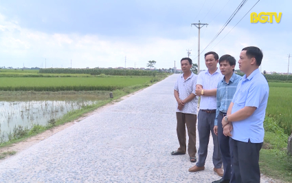 ĐBND với cử tri: Khảo s&aacute;t c&ocirc;ng t&aacute;c quản l&yacute; đường giao th&ocirc;ng n&ocirc;ng th&ocirc;n