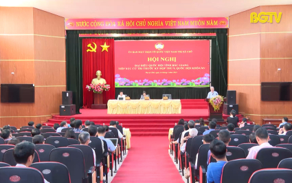 Đại biểu Quốc hội tiếp x&uacute;c cử tri tại thị x&atilde; Chũ