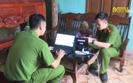Đến tận nh&agrave; l&agrave;m thủ tục cấp CCCD cho người gi&agrave; yếu đi lại kh&oacute; khăn