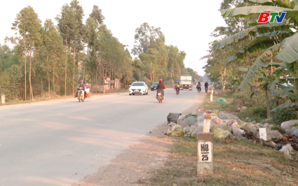 Điểm tập kết r&aacute;c thải ảnh hưởng tới m&ocirc;i trường tr&ecirc;n đường tỉnh 293